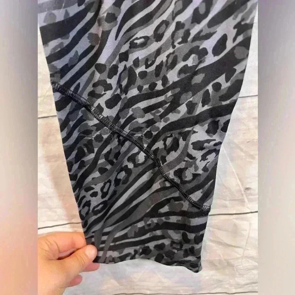 Victoria Secret Pink Leapard Print Leggings - Picture 3 of 5